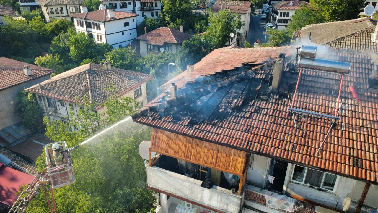 3 KATLI EVİN ÇATISINDA ÇIKAN YANGIN SÖNDÜRÜLDÜ