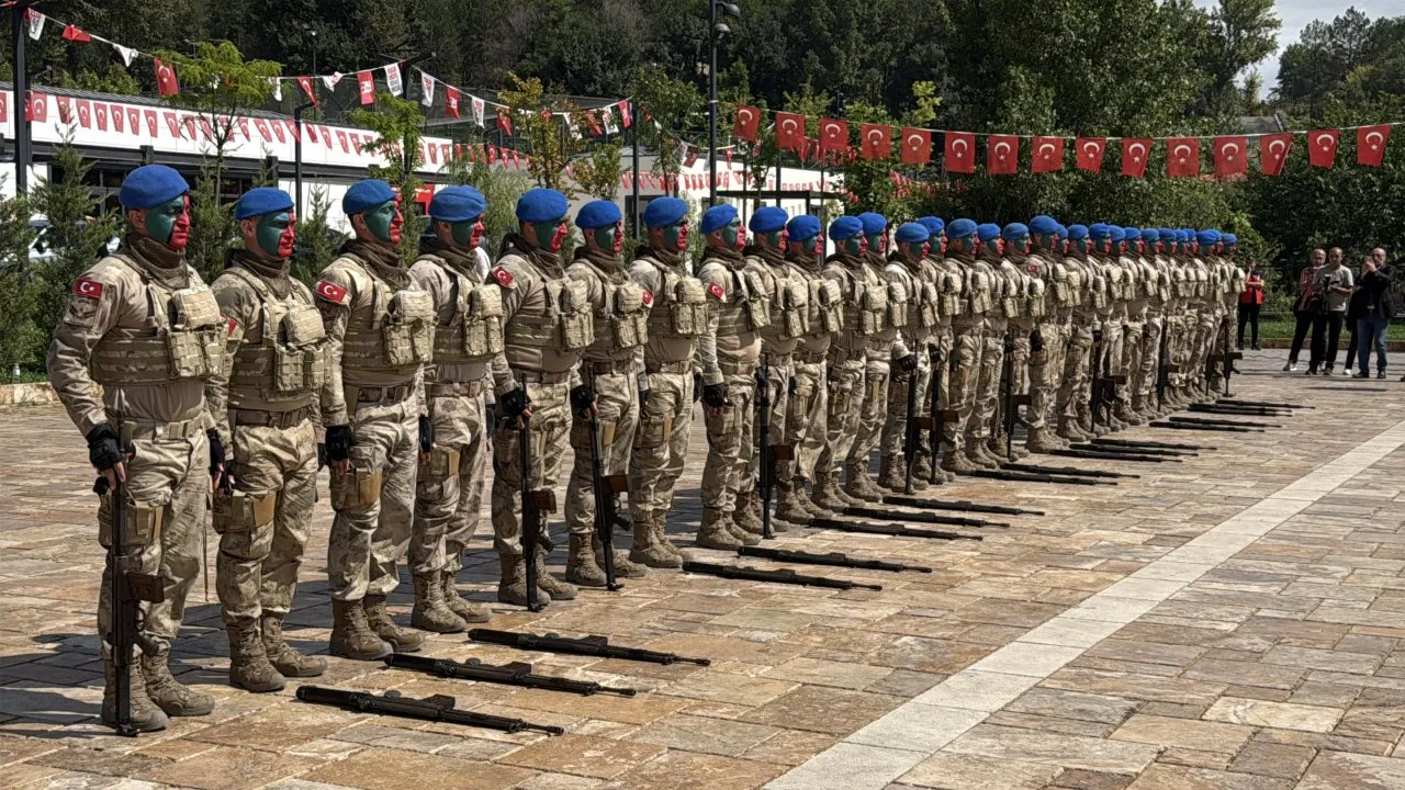 30 AĞUSTOS TÖRENİNDE KOMANDOLARIN GÖSTERİLERİ BEĞENİYLE İZLENDİ