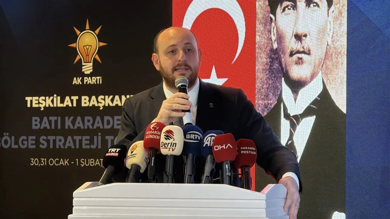 AK PARTİ’Lİ BÜYÜKGÜMÜŞ: ÖZGÜR ÖZEL BİR GÜN DAVANIN SAVCISI, BİR GÜN AVUKATI OLUYOR. BÖYLE SİYASET OLMAZ.