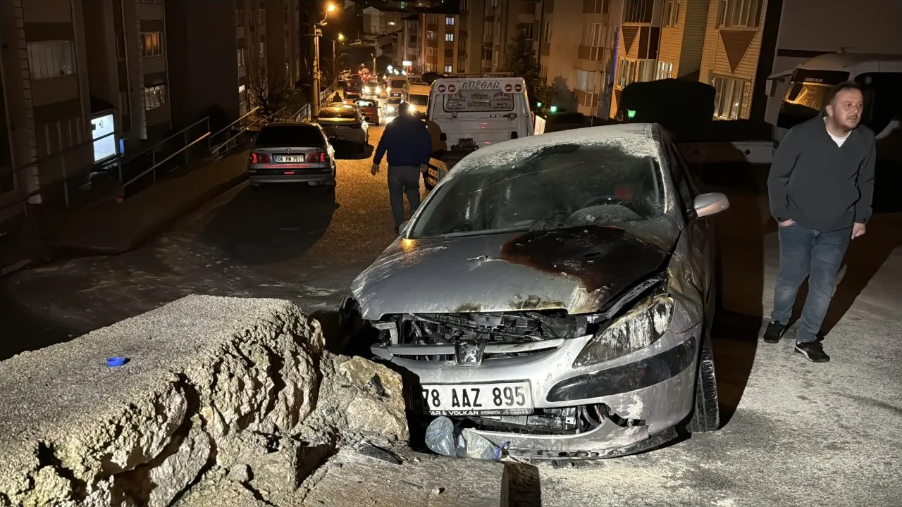 ALKOLLÜ SÜRÜCÜNÜN KULLANDIĞI OTOMOBİL DUVARA ÇARPARAK ALEV ALDI