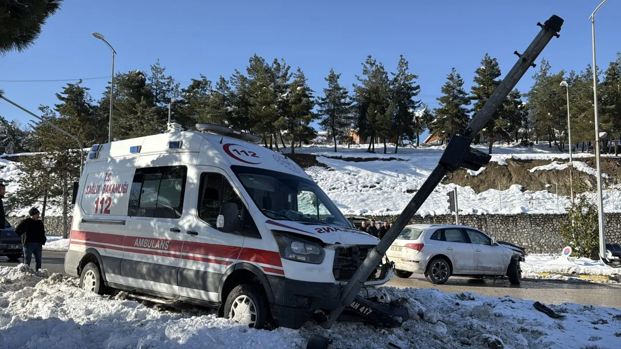 AMBULANS İLE CİP ÇARPIŞTI, 2 SAĞLIK ÇALIŞANI YARALANDI