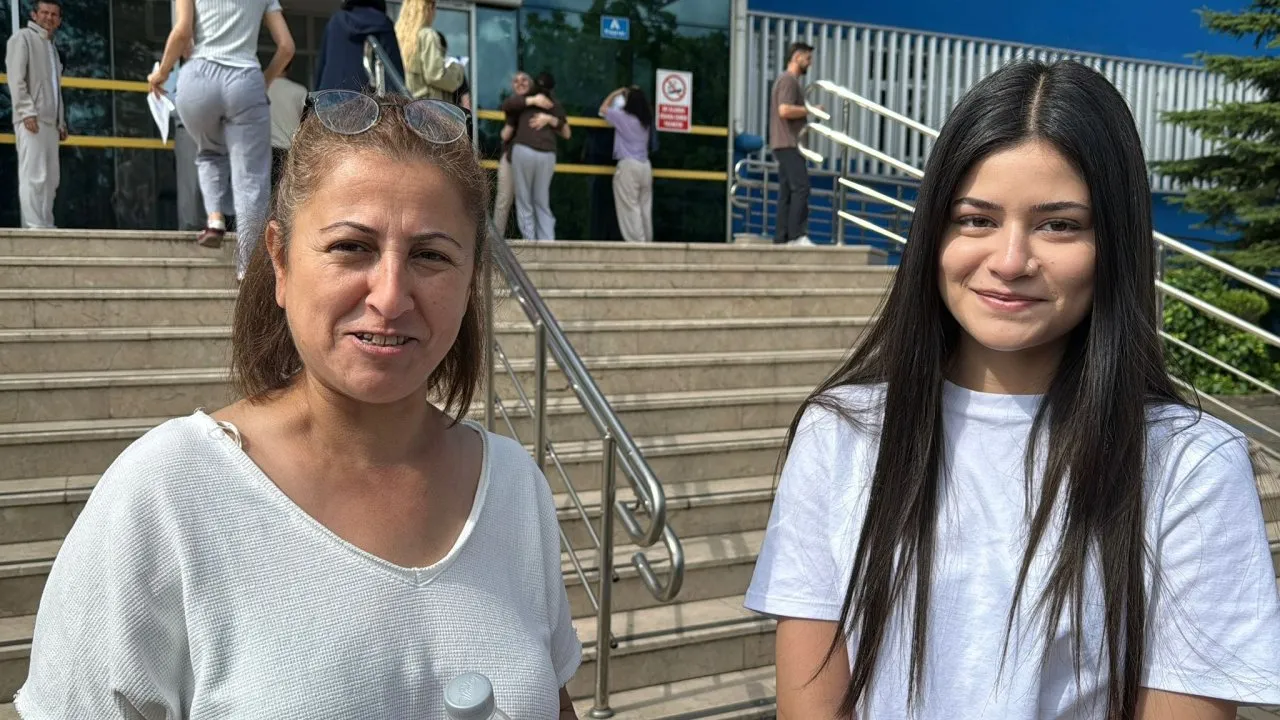 ANNE-KIZ AYNI OKULDA YKS HEYECANI YAŞADI