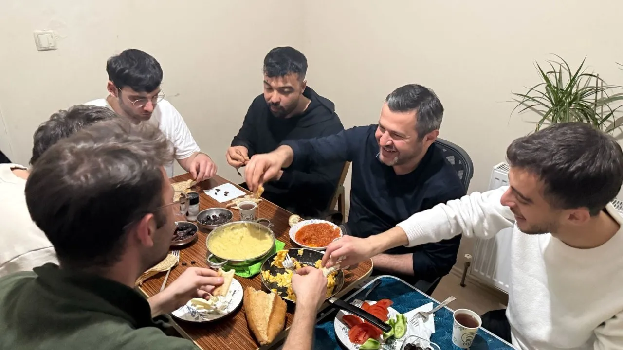 BAŞKAN ÇETİNKAYA :”GENÇLER BELEDİYEDE BİR KARDEŞİNİZ VAR HER KONUDA KAPIMIZ ARDINA KADAR AÇIK”