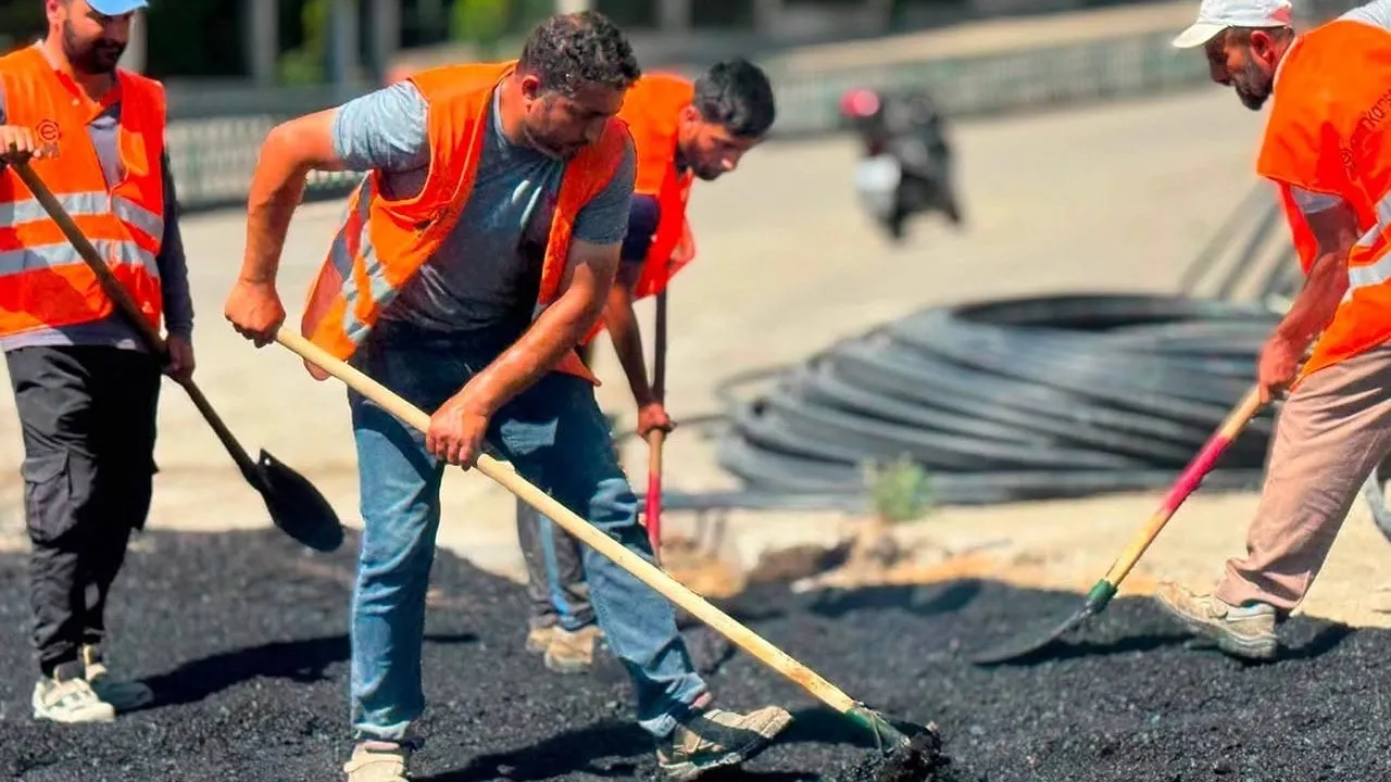 BAŞKAN ÖZKAN ÇETİNKAYA İLE 2 YILDA 145 BİN TON SICAK ASFALT