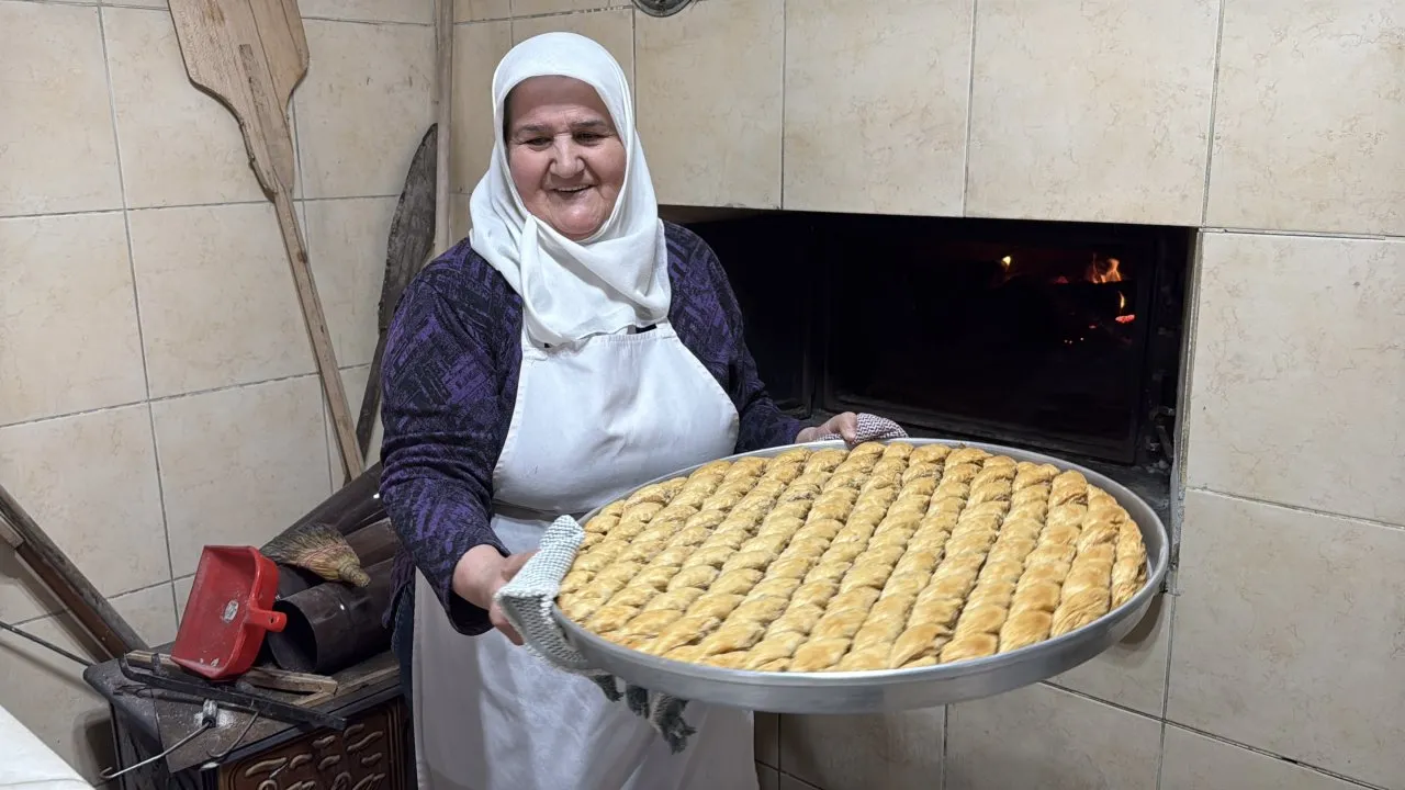 BULAK KÖYÜ’NDE KADINLARIN BAYRAM MESAİSİ SÜRÜYOR