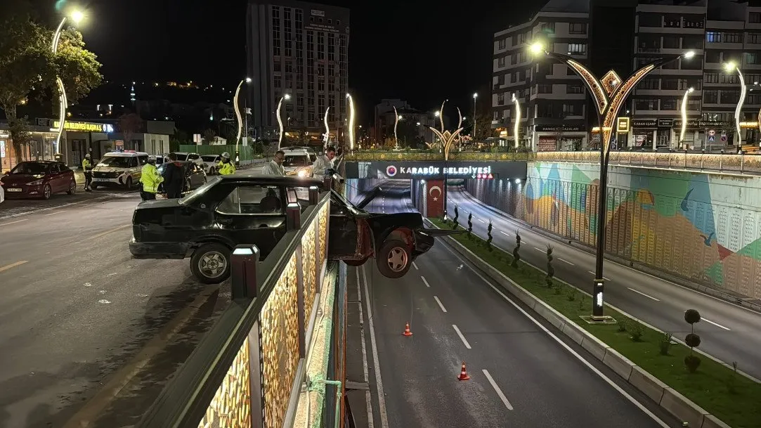 DEMİR KORKULUKLARA ÇARPAN OTOMOBİL ASKIDA KALDI