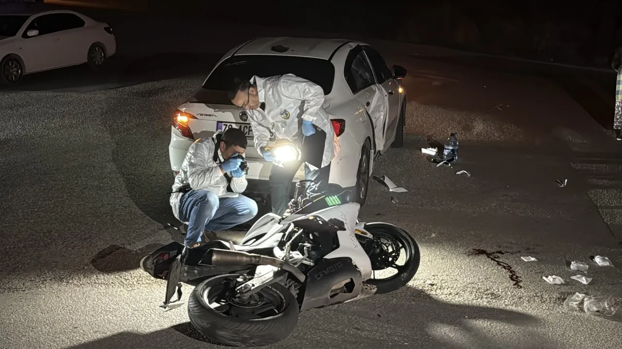 DUR İHTARINA UYMAYAN MOTOSİKLETLİ KAZA YAPTI; 2 YARALI