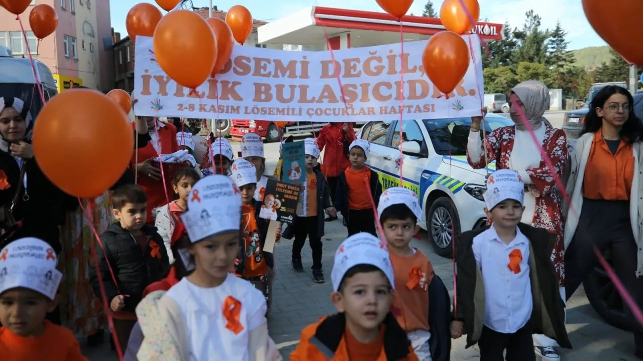 EFLANİ’DE ÖĞRENCİLER LÖSEMİLİ ÇOCUKLAR İÇİN GÖKYÜZÜNE BALON BIRAKTI