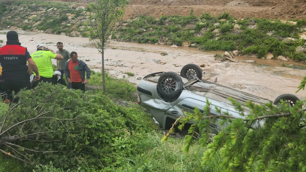 ESKİPAZAR’DA TRAFİK KAZASI: ARAÇ DERE KENARINA UÇTU, 5 YARALI