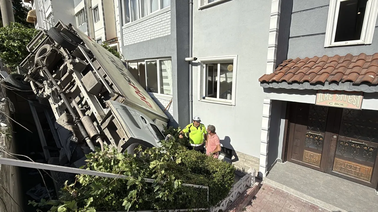 FRENİ BOŞALAN KAMYONET APARTMANIN BAHÇESİNE DÜŞTÜ