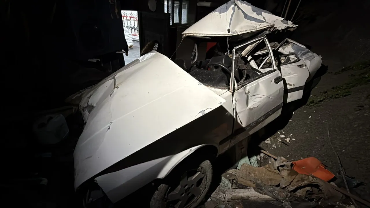 FRENİ BOŞALAN OTOMOBİL YAMAÇTAN UÇTU: 2 YARALI