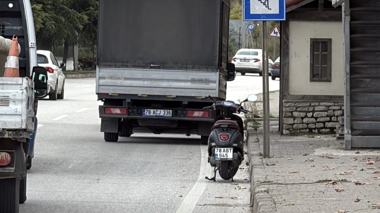 KAMYONET İLE MOTOSİKLET ÇARPIŞTI, GENÇ KIZ HAYATINI KAYBETTİ