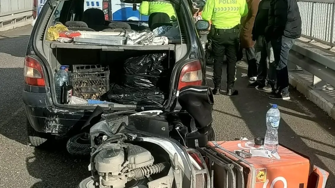 KANYON KÖPRÜ’DE MOTOSİKLET İLE OTOMOBİL ÇARPIŞTI: 1 YARALI