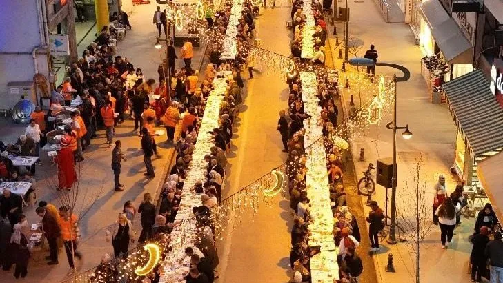 KARABÜK BELEDİYESİ’NDEN 7.000 KİŞİLİK İFTAR YEMEĞİ