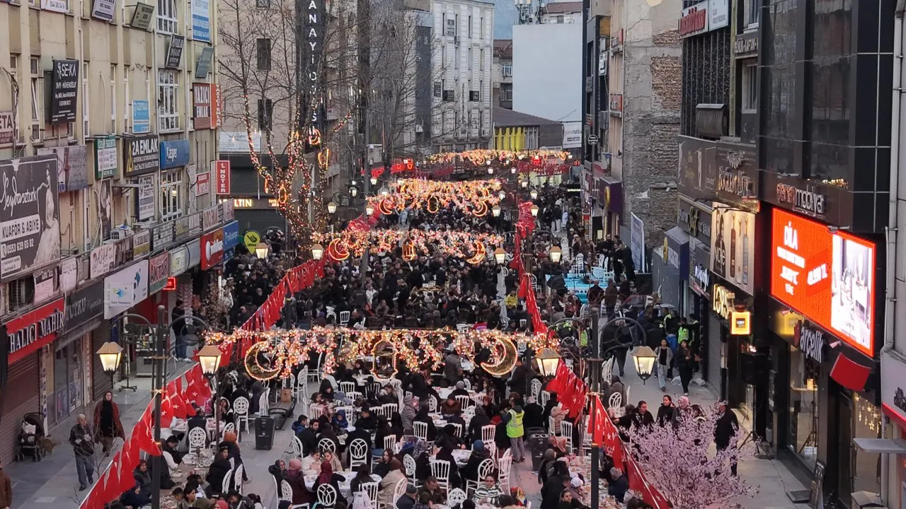 KARABÜK BELEDİYESİ’NİN İFTARINDA GÖNÜLLER AYNI SOFRADA BULUŞTU