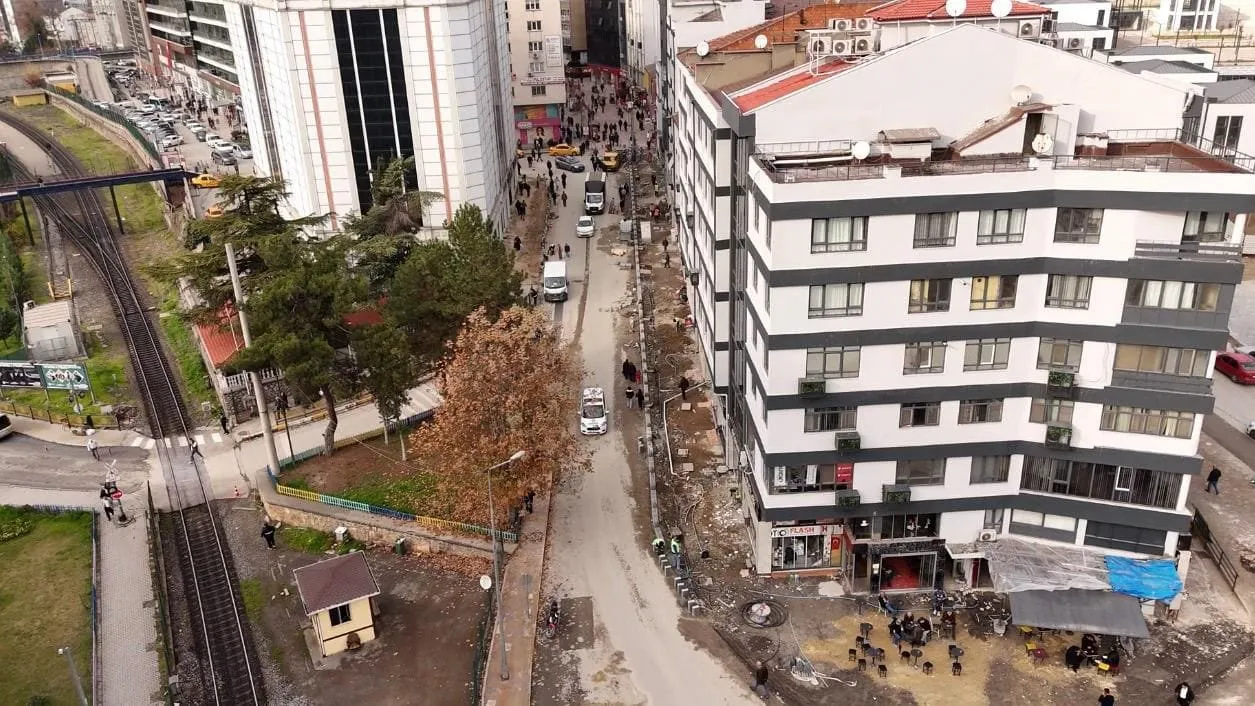 KARABÜK ÇARŞI MERKEZİNDE YENİLEME ÇALIŞMALARI SÜRÜYOR
