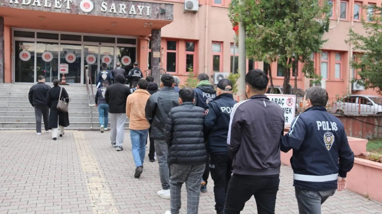 KARABÜK MERKEZLİ 7 İLDE YAPILAN SİBER DOLANDIRICILIK OPERASYONUNDA 14 KİŞİ TUTUKLANDI