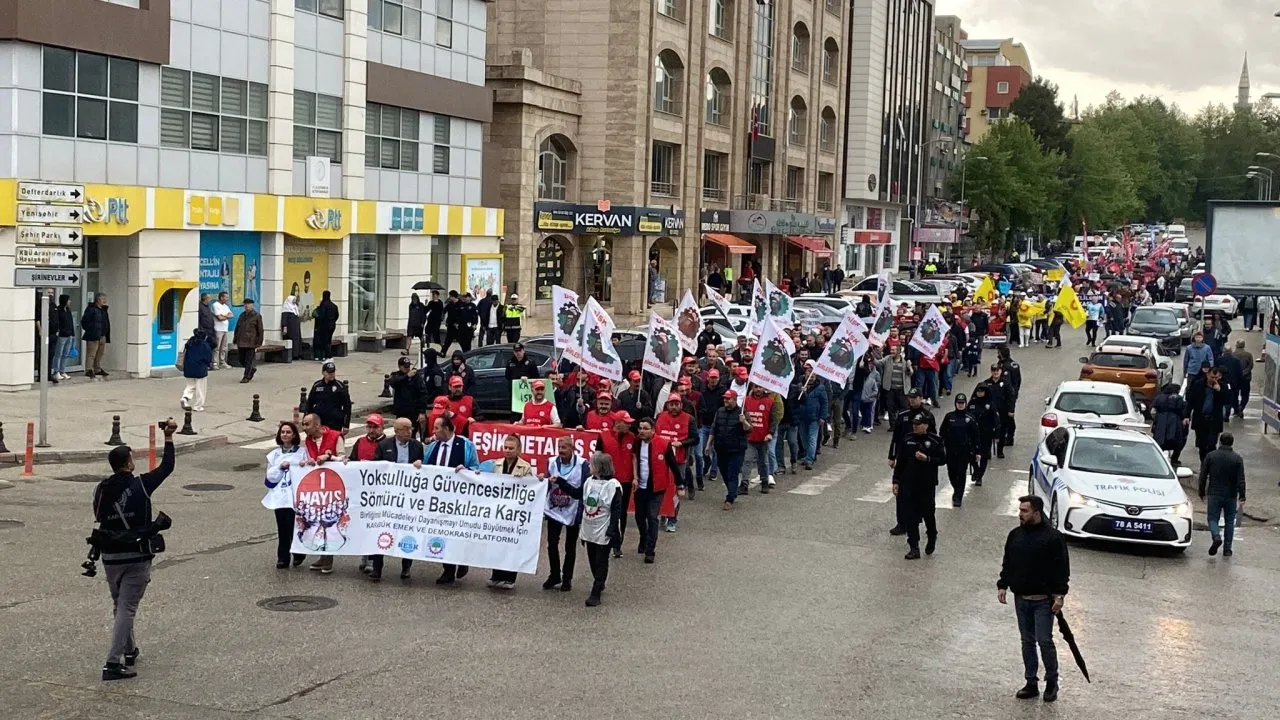KARABÜK’TE 1 MAYIS YÜRÜYÜŞÜNE YOĞUN KATILIM