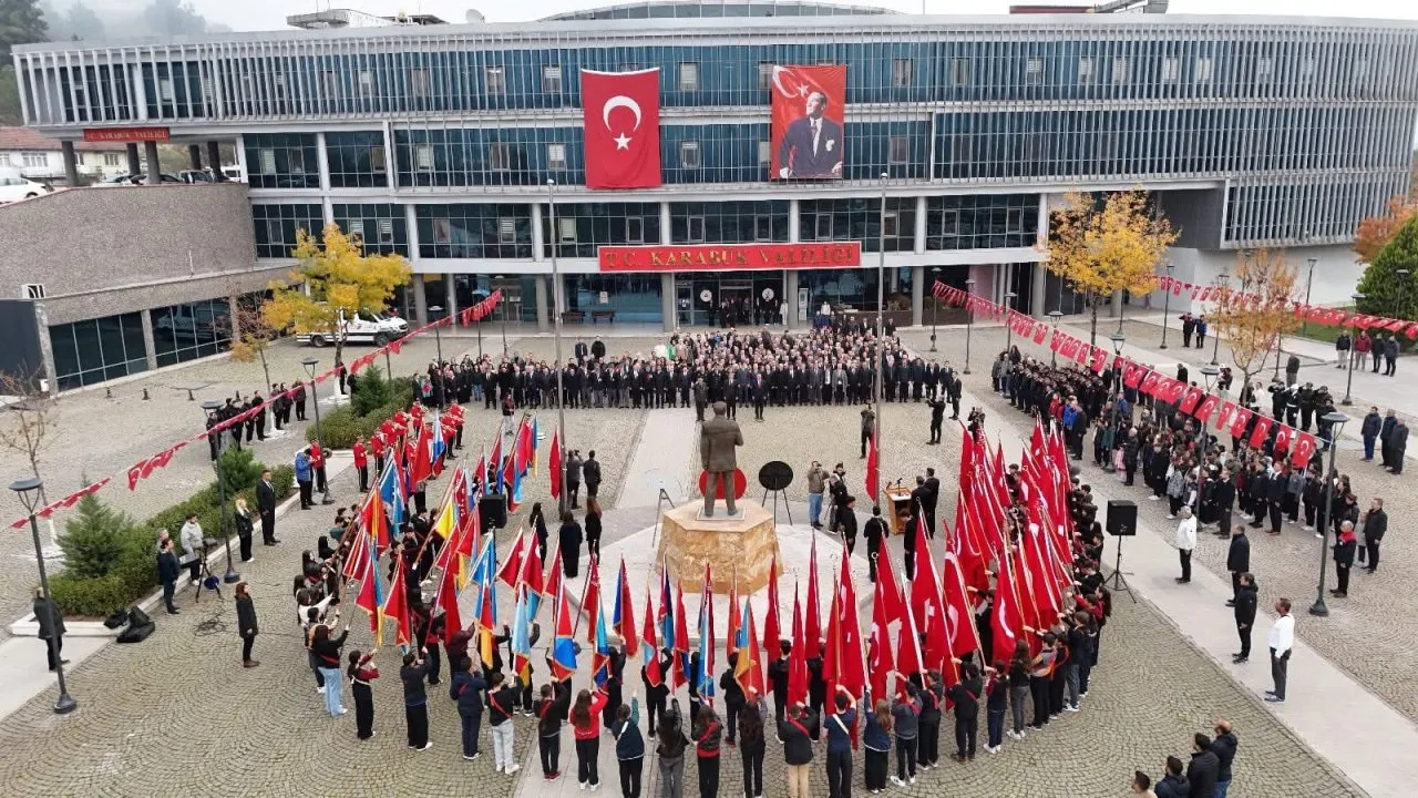 KARABÜK’TE 10 KASIM İÇİN ATATÜRK ANITINA ÇELENK SUNULDU