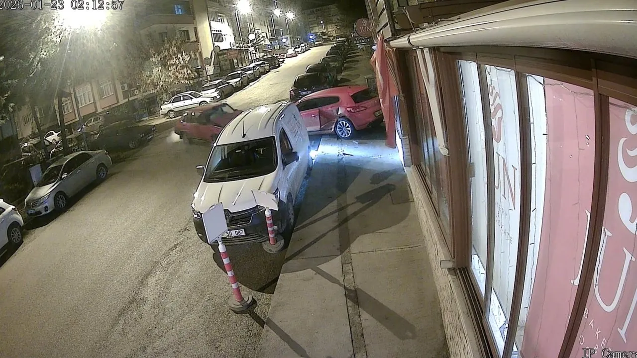 KARABÜK’TE ALKOLLÜ SÜRÜCÜ PARK HALİNDEKİ ARAÇLARA ÇARPTI