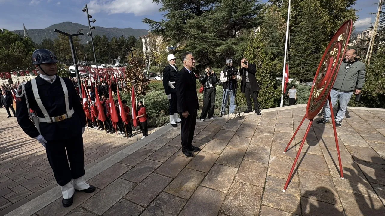 KARABÜK’TE CUMHURİYET BAYRAMI İÇİN ÇELENK SUNMA TÖRENİ DÜZENLENDİ
