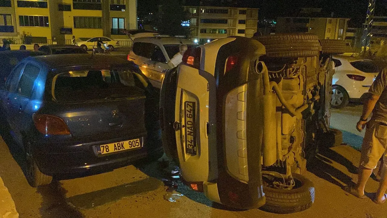 KARABÜK’TE KAZADA DEVRİLEN OTOMOBİL GÜVENLİK KAMERASINA YANSIDI