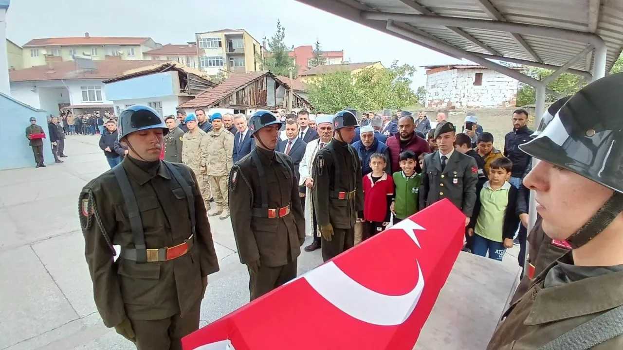KARABÜK’TE KIBRIS GAZİSİNE ASKERİ TÖREN DÜZENLENDİ