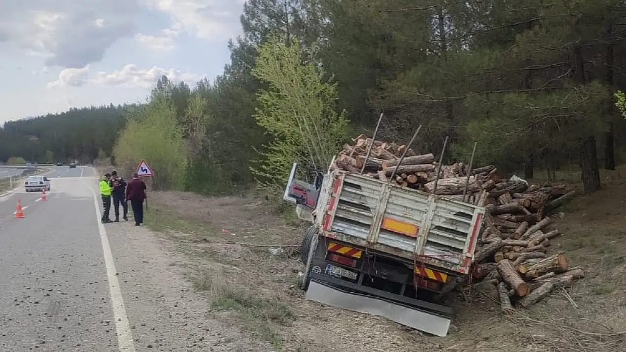 KARABÜK’TE ODUN YÜKLÜ TIR DEVRİLDİ: 2 KİŞİ YARALANDI