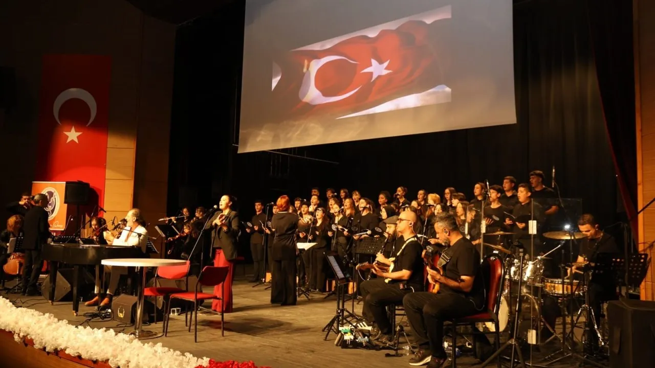 KARABÜK’TE ÖĞRENCİLERİN MÜZİK ŞÖLENİ DİNLEYENLERİN BEĞENİSİNİ TOPLADI