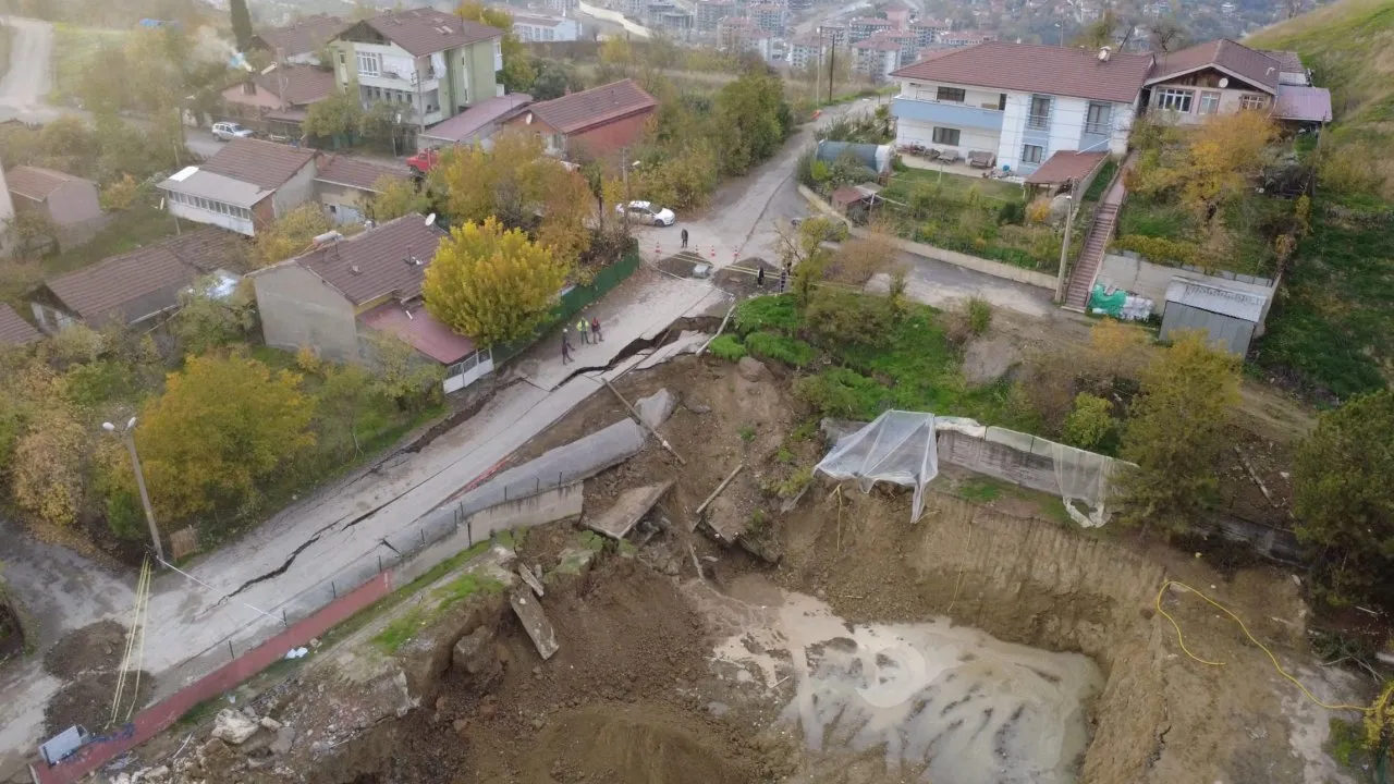 KARABÜK’TE OKUL İNŞAATININ YANINDAKİ YOL ÇÖKTÜ