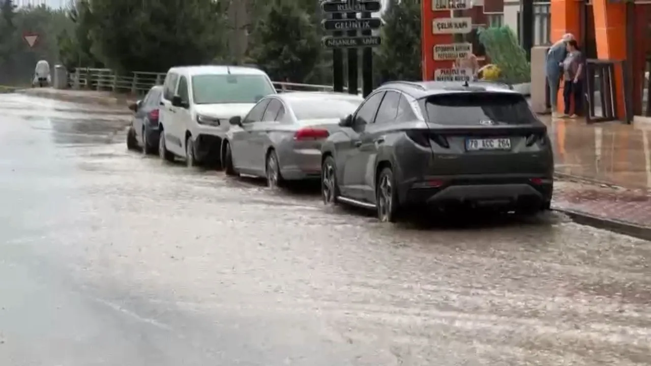 KARABÜK’TE SAĞANAK YAĞIŞ VE FIRTINA HAYATI OLUMSUZ ETKİLEDİ