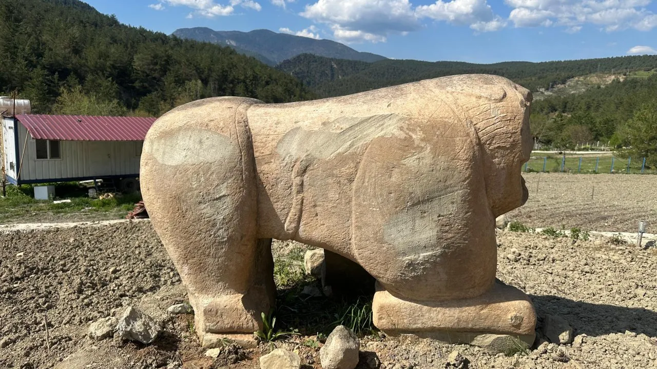 KARABÜK’TE TARİHİ ESER OPERASYONU: ROMA DÖNEMİNE AİT ASLAN HEYKELİ ELE GEÇİRİLDİ