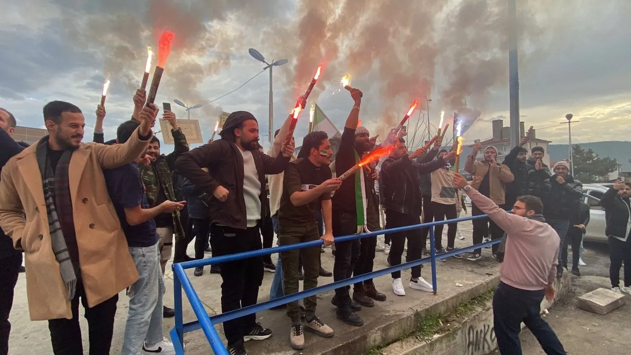 KARABÜK’TE YAŞAYAN SURİYELİLER, MEŞALELERLE KUTLAMA YAPTI