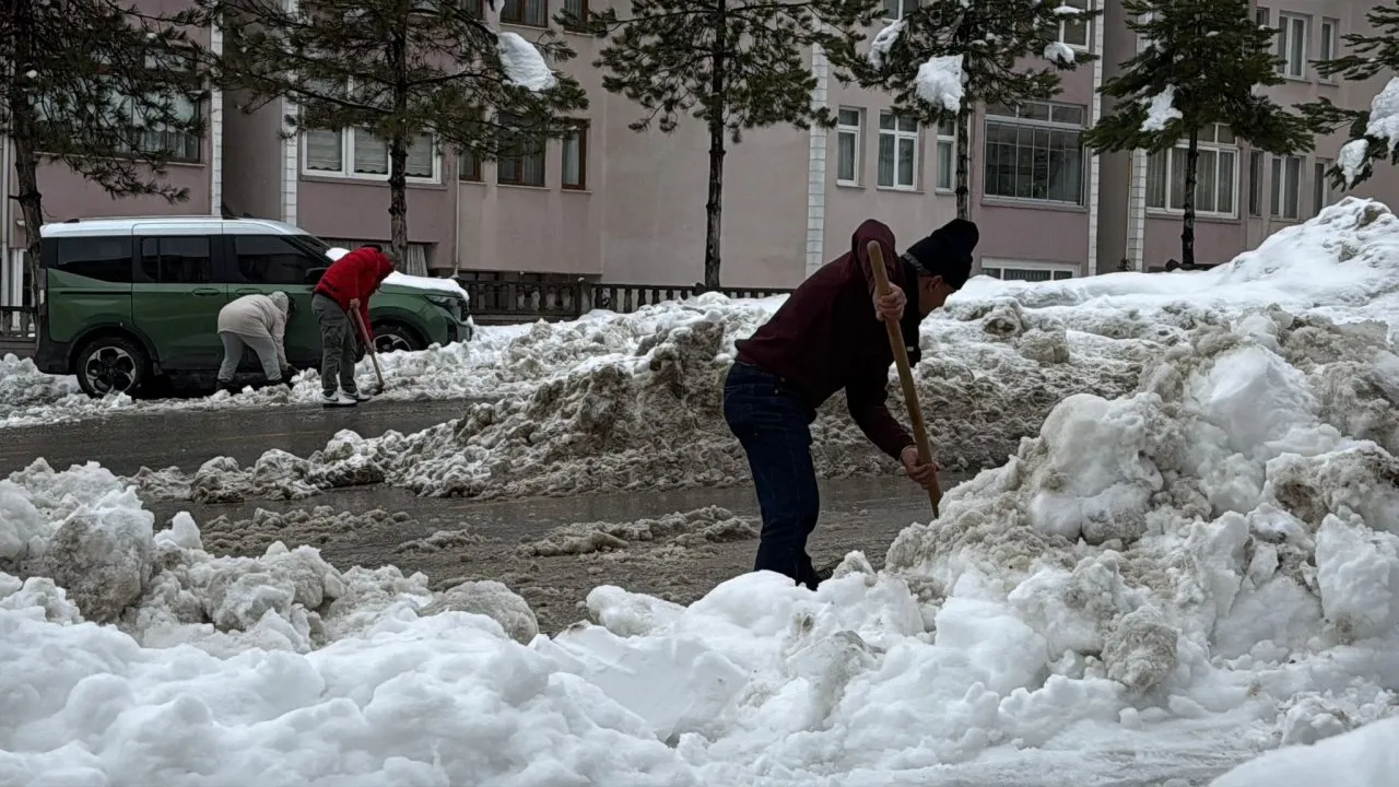 KARABÜK’ÜN YÜKSEK KESİMLERİNDE KAR KALINLIĞI 2 METREYE ULAŞTI