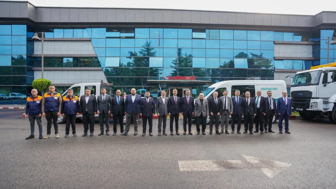 KARDEMİR’DEN BELEDİYE VE KIZILAY’A ARAÇ DESTEĞİ