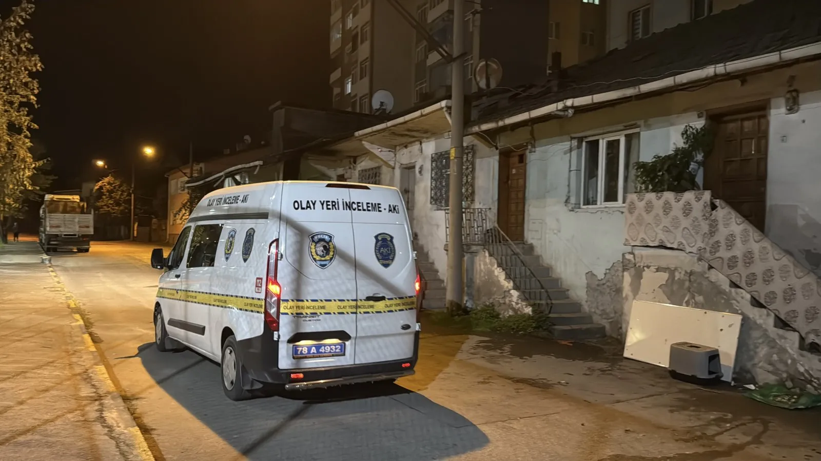 KISKANÇLIK KAVGAYA DÖNÜŞTÜ, ERKEK ARKADAŞINI BIÇAKLADI