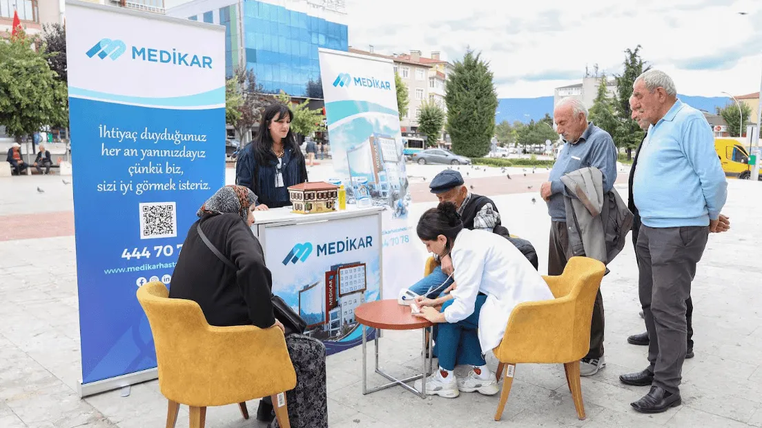MEDİKAR HASTANESİ’NDEN 1 EKİM DÜNYA YAŞLILAR GÜNÜ’NDE SAĞLIK FARKINDALIĞI ETKİNLİĞİ