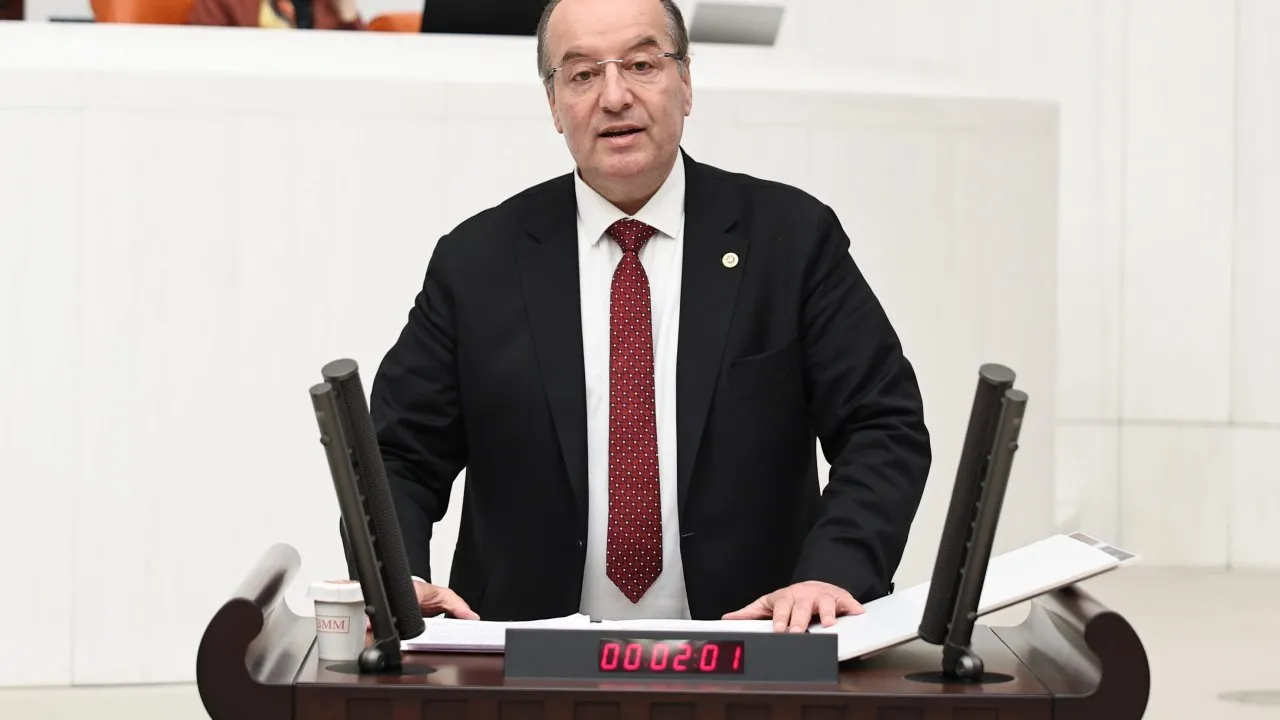 CHP’Lİ CEVDET AKAY YETKİLİLERE SESLENDİ: “BU YOLLARI BİR AN ÖNCE YENİLEYİN!”