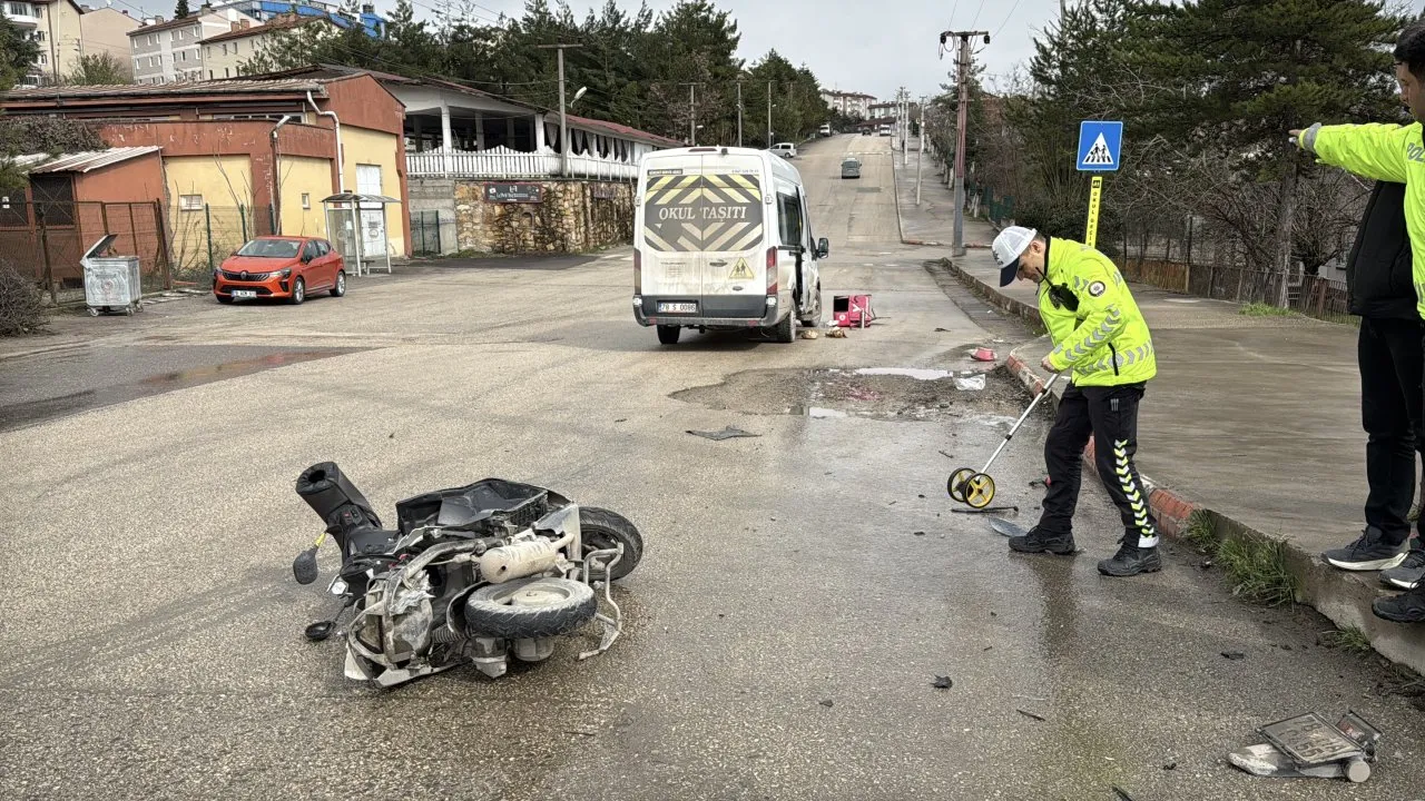 MİNİBÜS İLE MOTOSİKLET ÇARPIŞTI; İRAN UYRUKLU GENÇ HAYATINI KAYBETTİ
