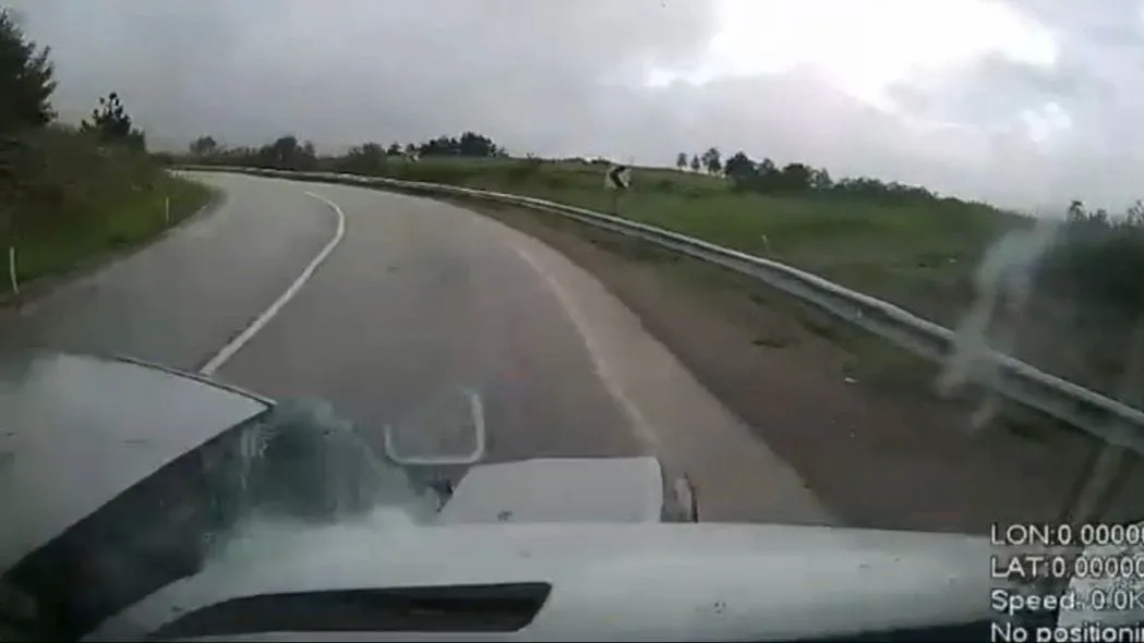 MİNİBÜS İLE OTOMOBİLİN ÇARPIŞTIĞI KAZA KAMERADA; 6 YARALI