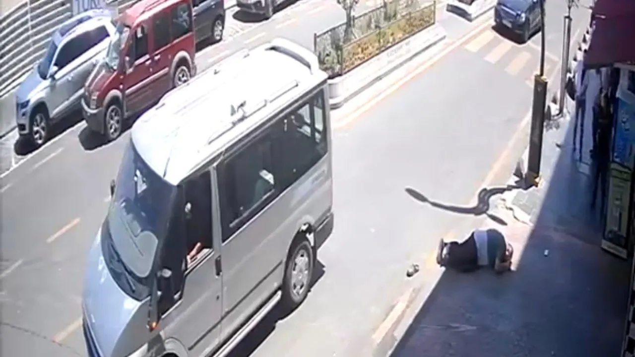 MİNİBÜSÜN ÇARPTIĞI YAYA YARALANDI