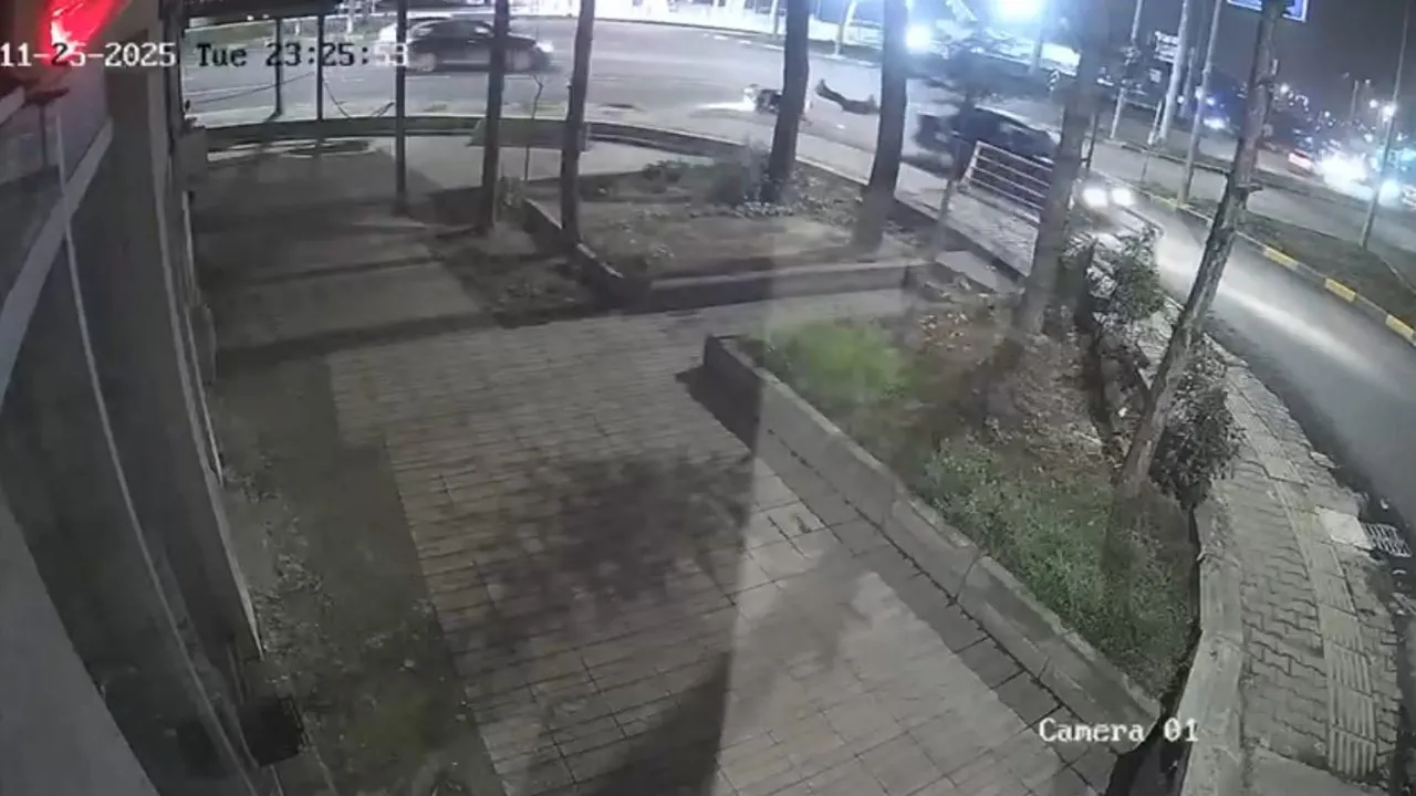 MOTOSİKLET İLE OTOMOBİLİN ÇARPIŞTIĞI KAZA GÜVENLİK KAMERASINA YANSIDI