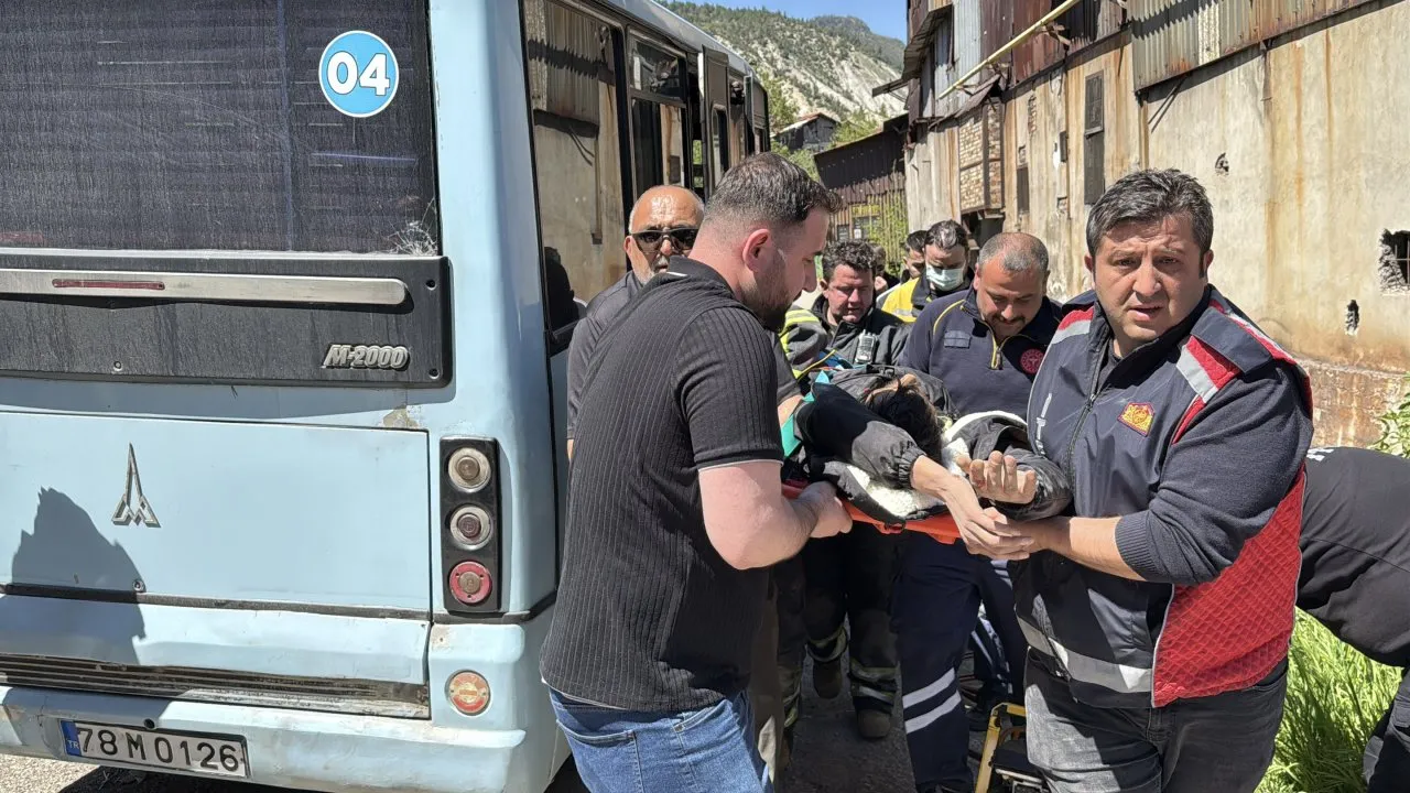 MOTOSİKLET SÜRÜCÜSÜ MİNİBÜSÜN ALTINDA KALDI: YARALIYI EKİPLER KURTARDI