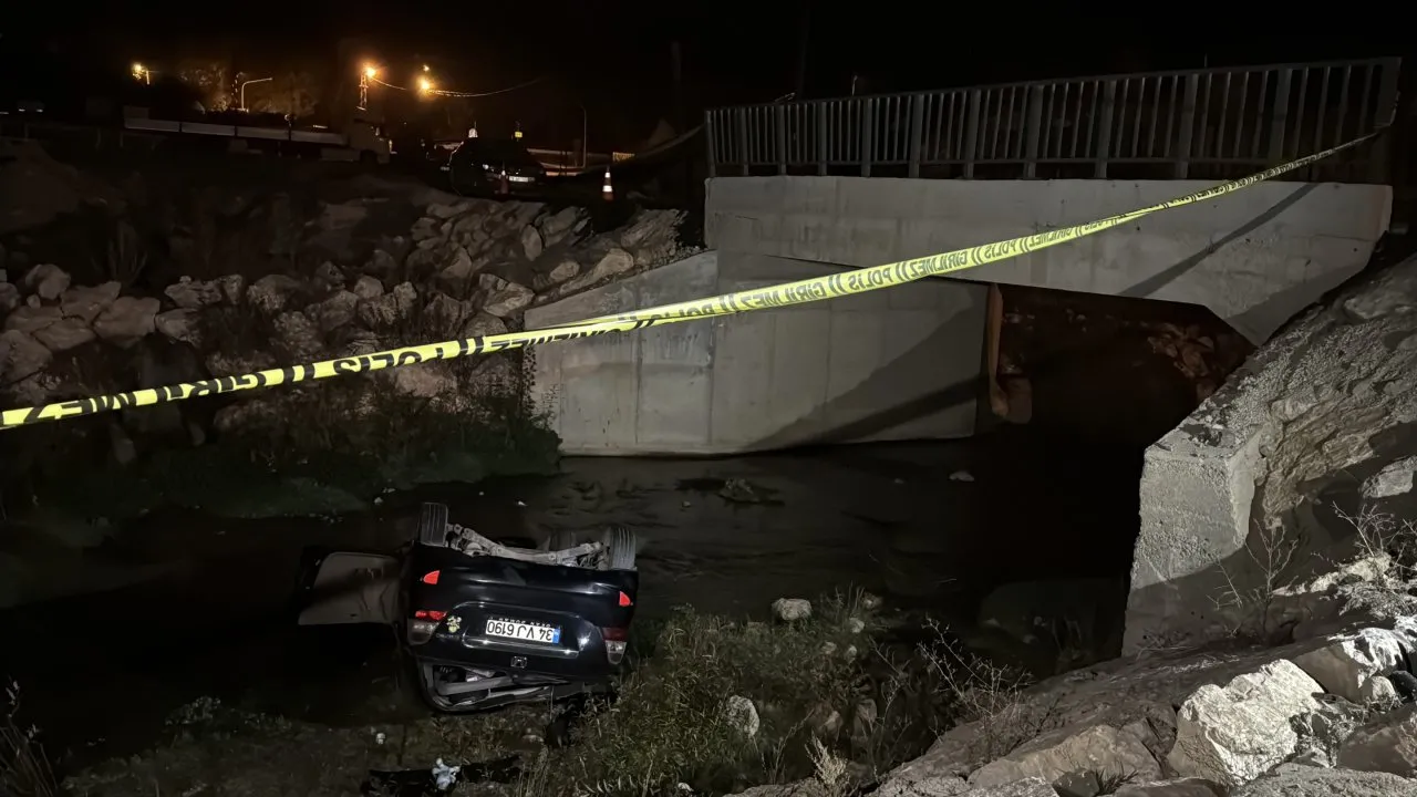 OTOMOBİL DEREYE DEVRİLDİ; 1 ÖLÜ, 1 YARALI