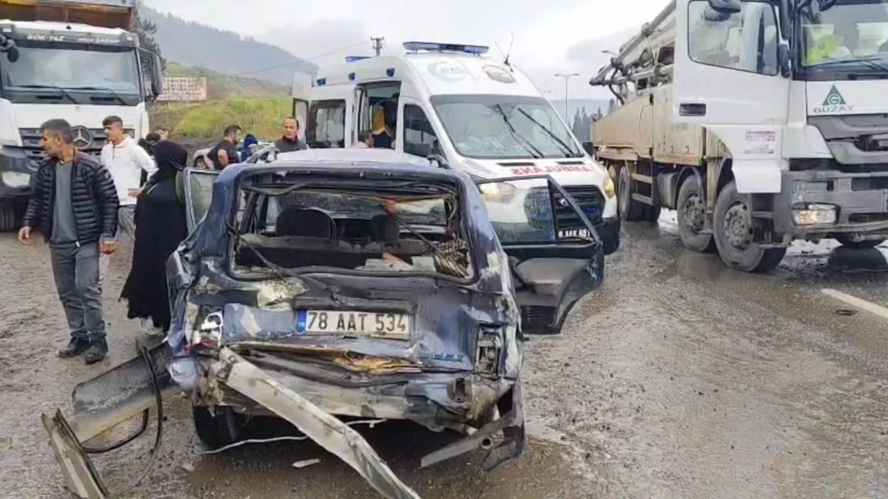 OTOMOBİL İLE KAMYON ÇARPIŞTI; 5 YARALI