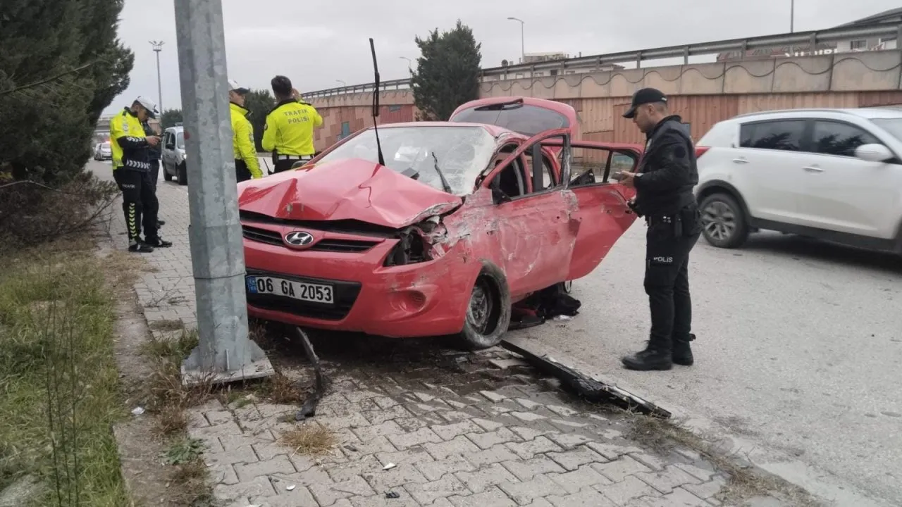OTOMOBİL İSTİNAT DUVARI VE AYDINLATMA DİREĞİNE ÇARPTI: 3 YARALI