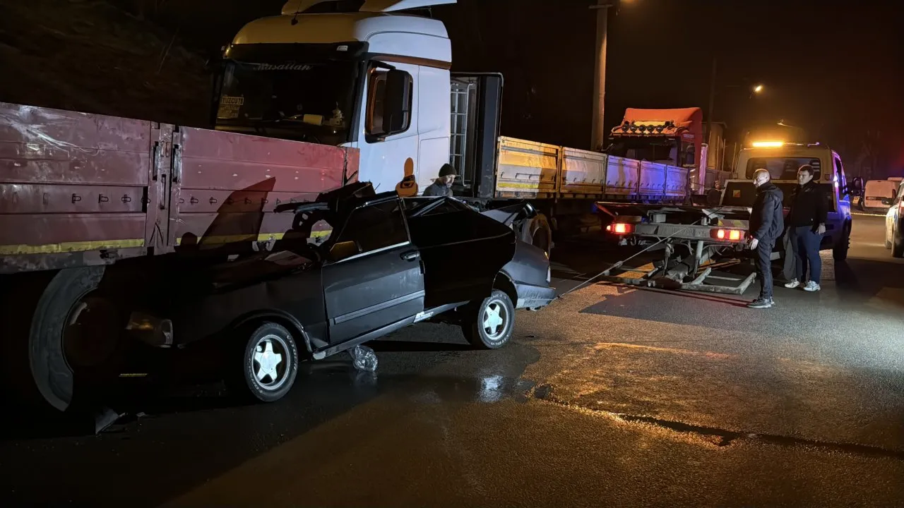 OTOMOBİL PARK HALİNDEKİ TIRA ÇARPTI; 2 KİŞİ YARALANDI