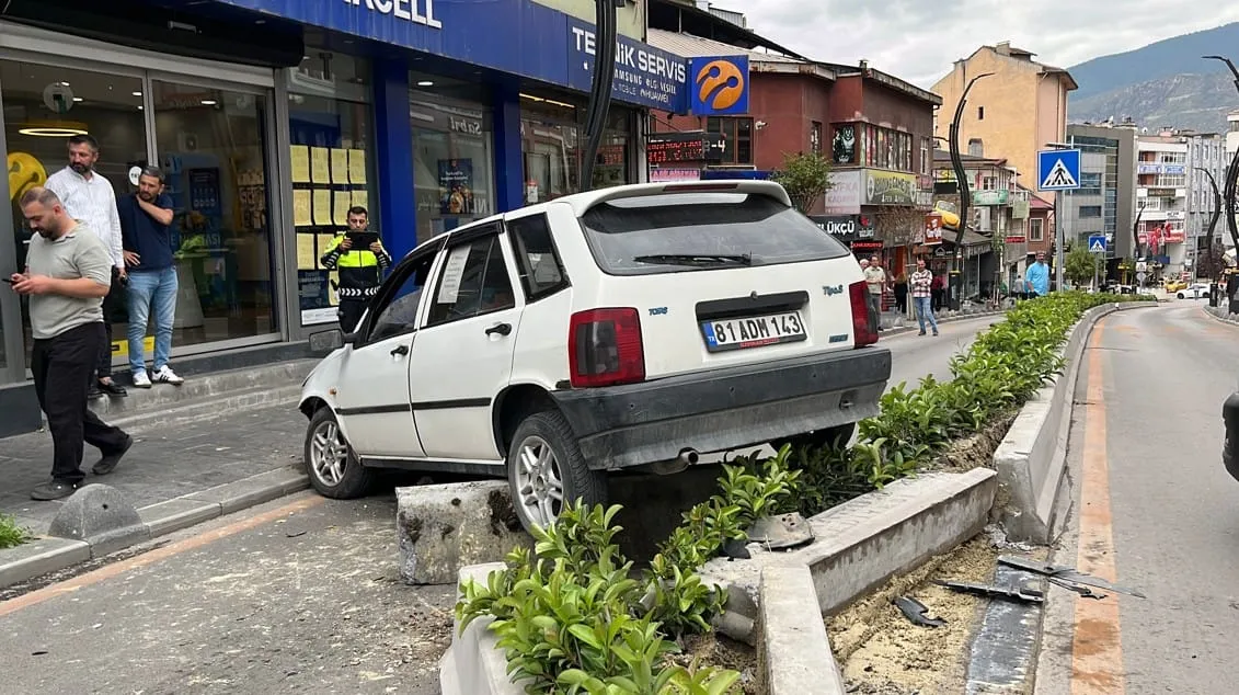 OTOMOBİL SÜRÜCÜSÜ ÖNCE KADINA SONRA REFÜJE ÇARPARAK DURABİLDİ