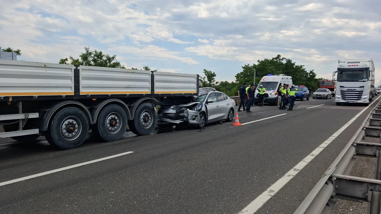 OTOMOBİL TIRA ÇARPTI, 1 KİŞİ ÖLDÜ, 6’SI ÇOCUK, 8 KİŞİ YARALANDI