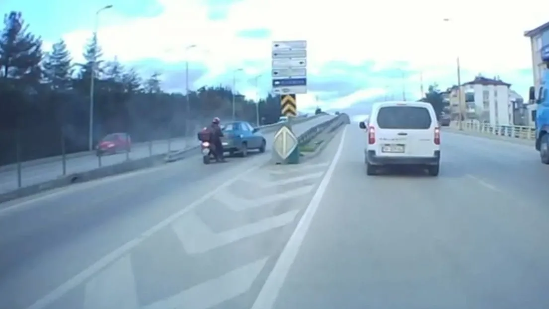 OTOMOBİLİN BARİYERE ÇARPTIĞI ANLAR KAMERADA